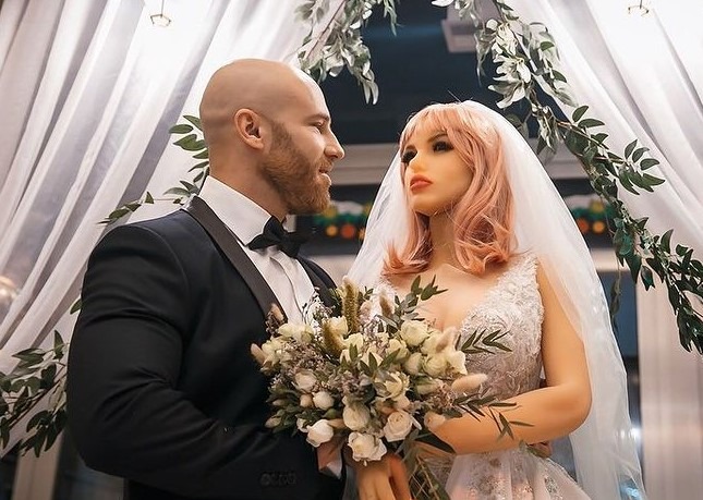 O fisiculturista russo que se casa com sua boneca sexual 6 culturista ruso que se casa con su muñeca sexual